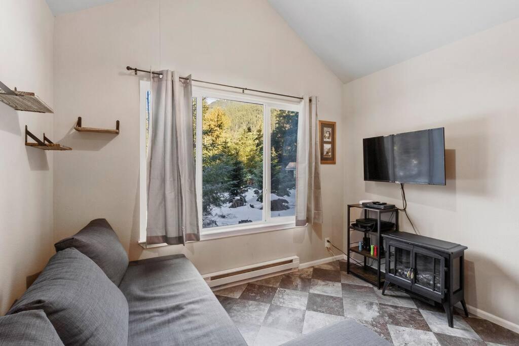 Cozy Tiny Home Steps Away From Mt. Rainier アッシュフォード エクステリア 写真
