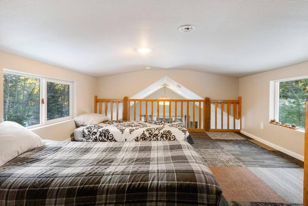 Cozy Tiny Home Steps Away From Mt. Rainier アッシュフォード エクステリア 写真