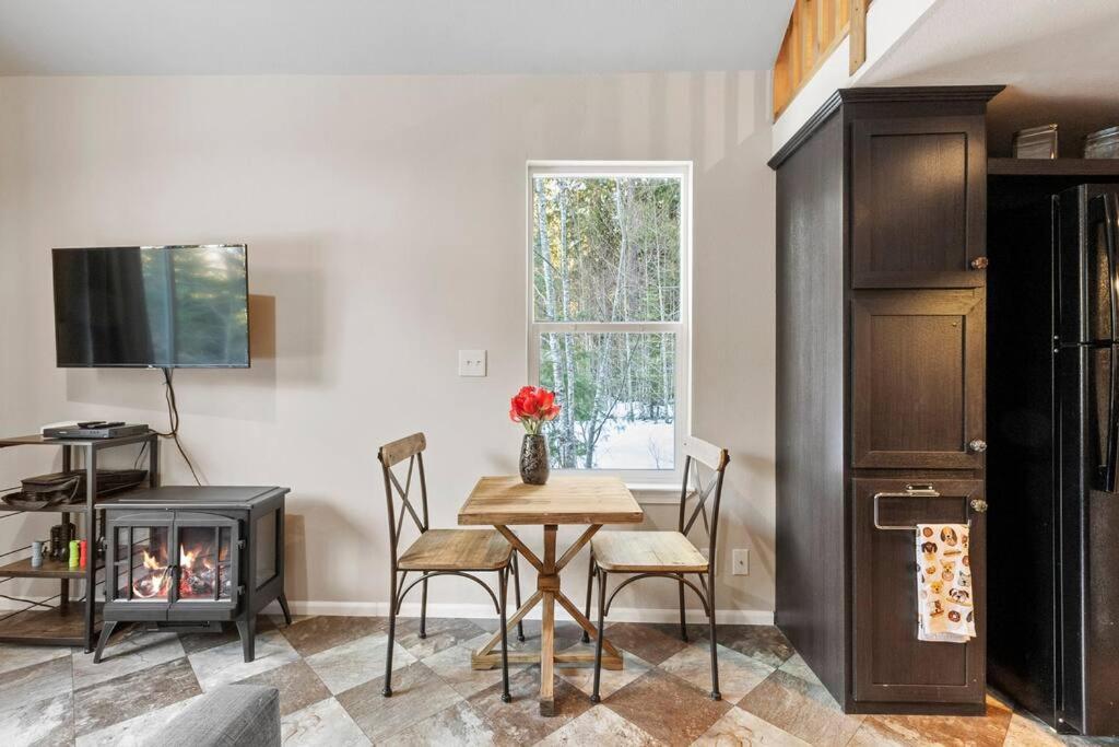 Cozy Tiny Home Steps Away From Mt. Rainier アッシュフォード エクステリア 写真