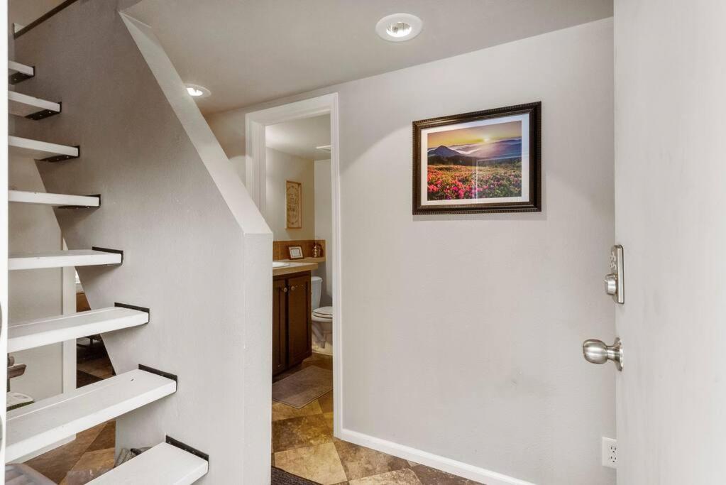Cozy Tiny Home Steps Away From Mt. Rainier アッシュフォード エクステリア 写真