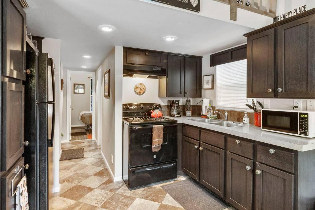 Cozy Tiny Home Steps Away From Mt. Rainier アッシュフォード エクステリア 写真