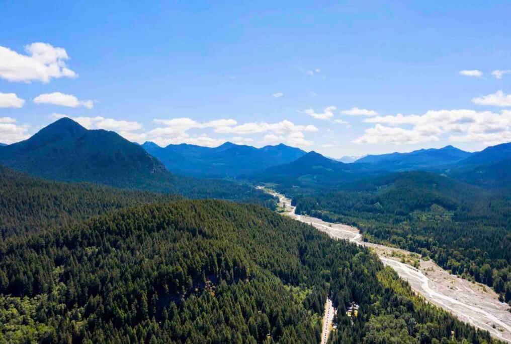 Cozy Tiny Home Steps Away From Mt. Rainier アッシュフォード エクステリア 写真