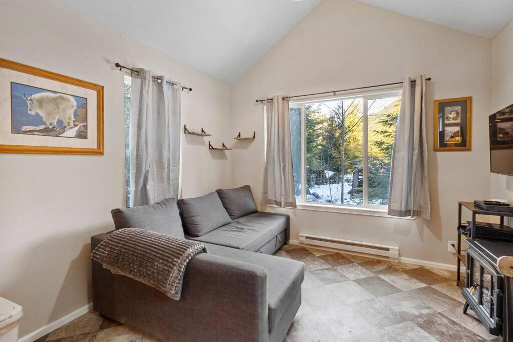 Cozy Tiny Home Steps Away From Mt. Rainier アッシュフォード エクステリア 写真