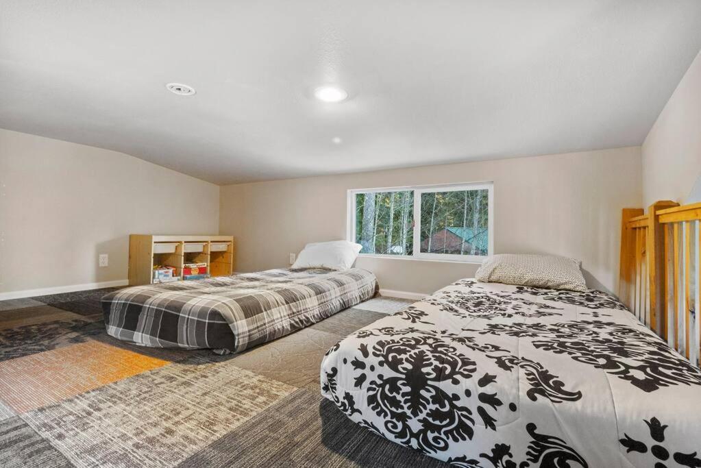 Cozy Tiny Home Steps Away From Mt. Rainier アッシュフォード エクステリア 写真