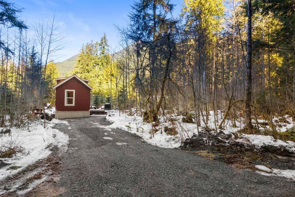 Cozy Tiny Home Steps Away From Mt. Rainier アッシュフォード エクステリア 写真
